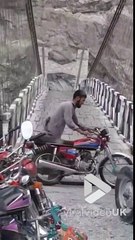 Franchir ce pont suspendu est un miracle !!