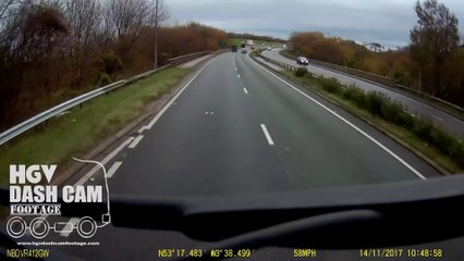 Inconscient ce conducteur s'insère sans regarder sur l'autoroute !