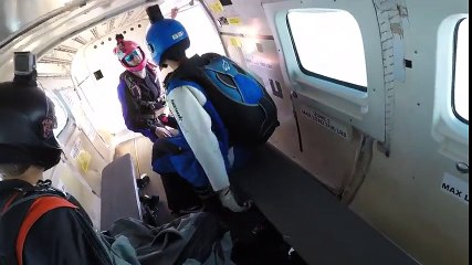 Ce parachutiste surfe sur 2 autres en Wingsuit !