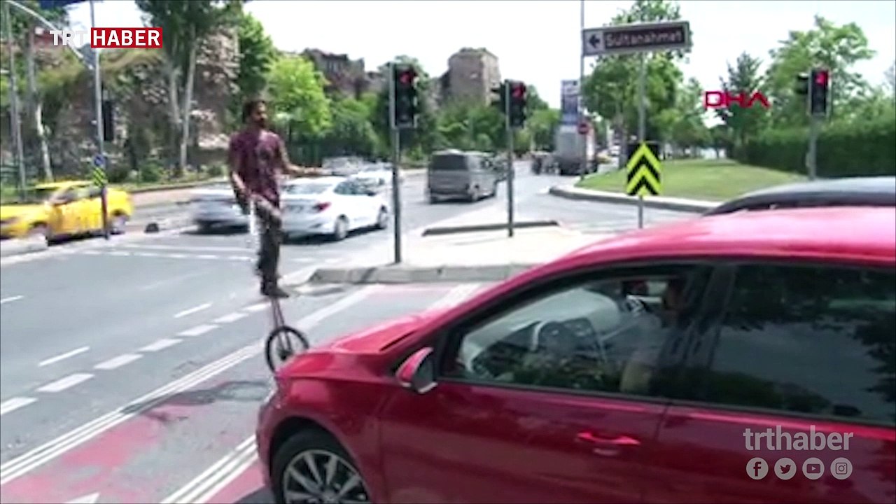 Kırmızı ışıkta bekleyenlere akrobasi gösterisi