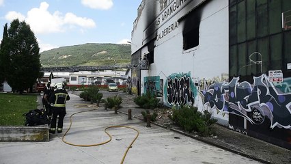 Los bomberos extinguen un incendio en una nave de la Rochapea
