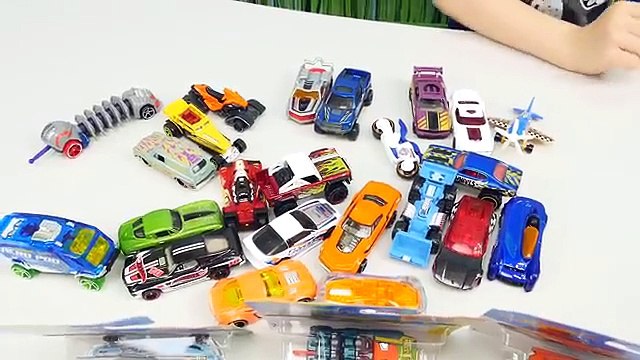 МАШИНКИ HOT WHEELS и АВТОВОЗ - Распаковываем и Играем с Даником в гоночные машинки
