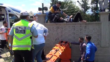 Motosiklet kazasında istinat duvarına uçan genç için seferberlik