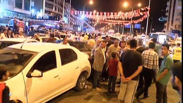 Miting İçin Toplanan Kalabalığı Teğet Geçip Araçların Arasına Daldı