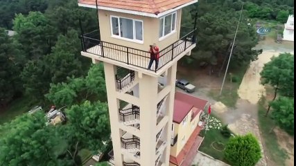 Gözü Ormanda, Kulağı Ezanda