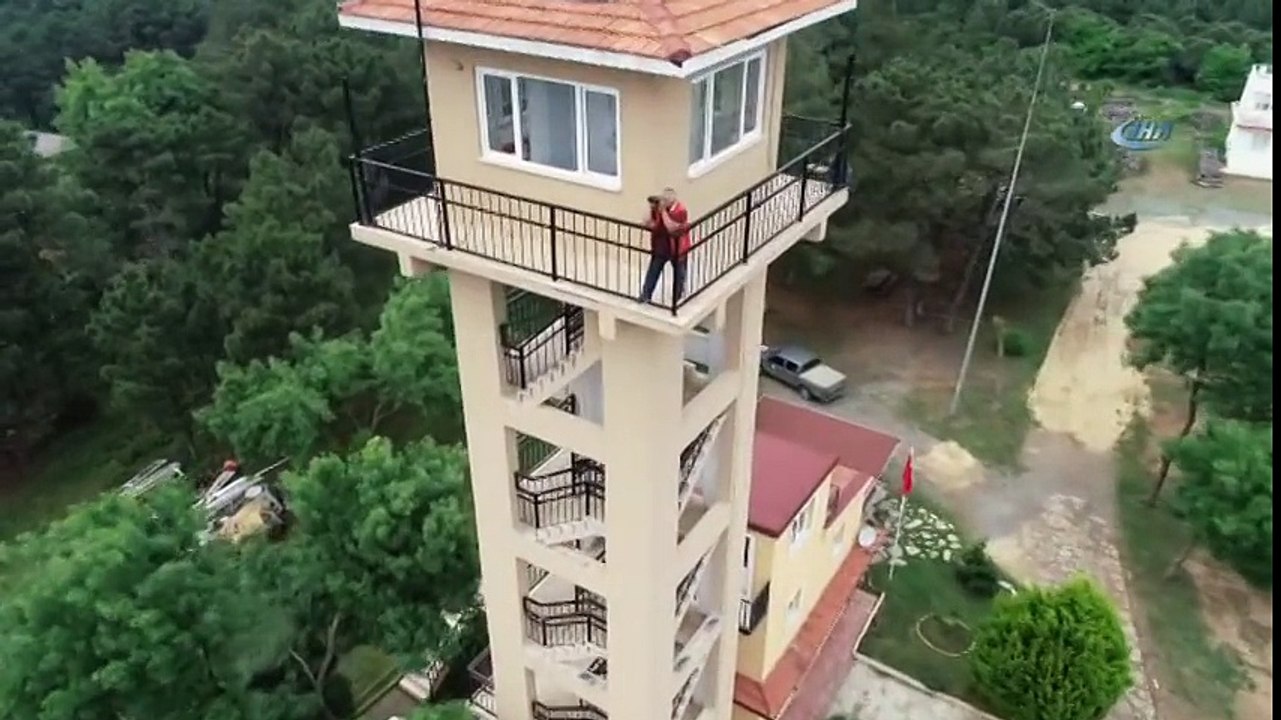 Gözü Ormanda, Kulağı Ezanda