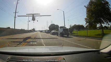 Flugzeug legt in Los Angeles spektakuläre Notlandung hin
