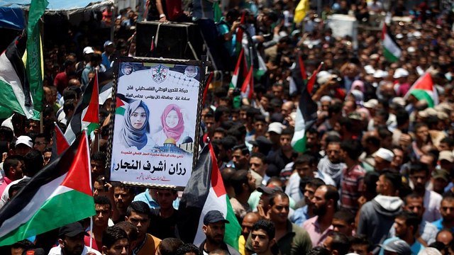 Eltemették a Gázai övezet határán lelőtt palesztin ápolónőt