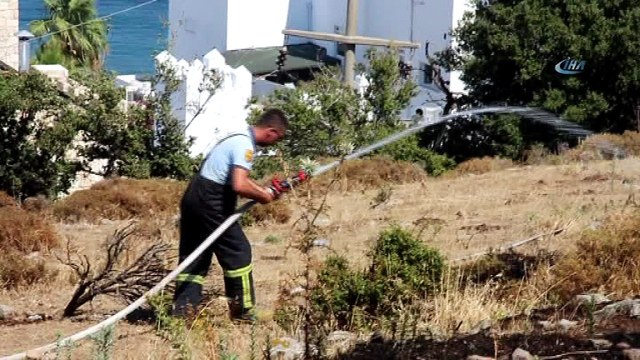 Otluk arazide çıkan yangın yerleşim yerlerine 20 metre kala söndürüldü.