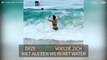 Vrouw omvergeworpen door golven op Hawaï