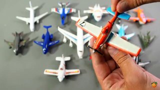 Aprendiendo sobre aeroplanos y aviones para chicos – Aprende usando una de aviones de juguete