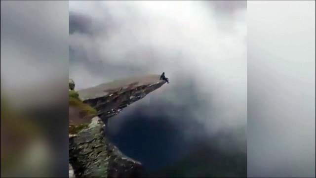 Cet endroit merveilleux est déconseillé aux gens qui ont le vertige... Bout du monde perdu dans les nuages