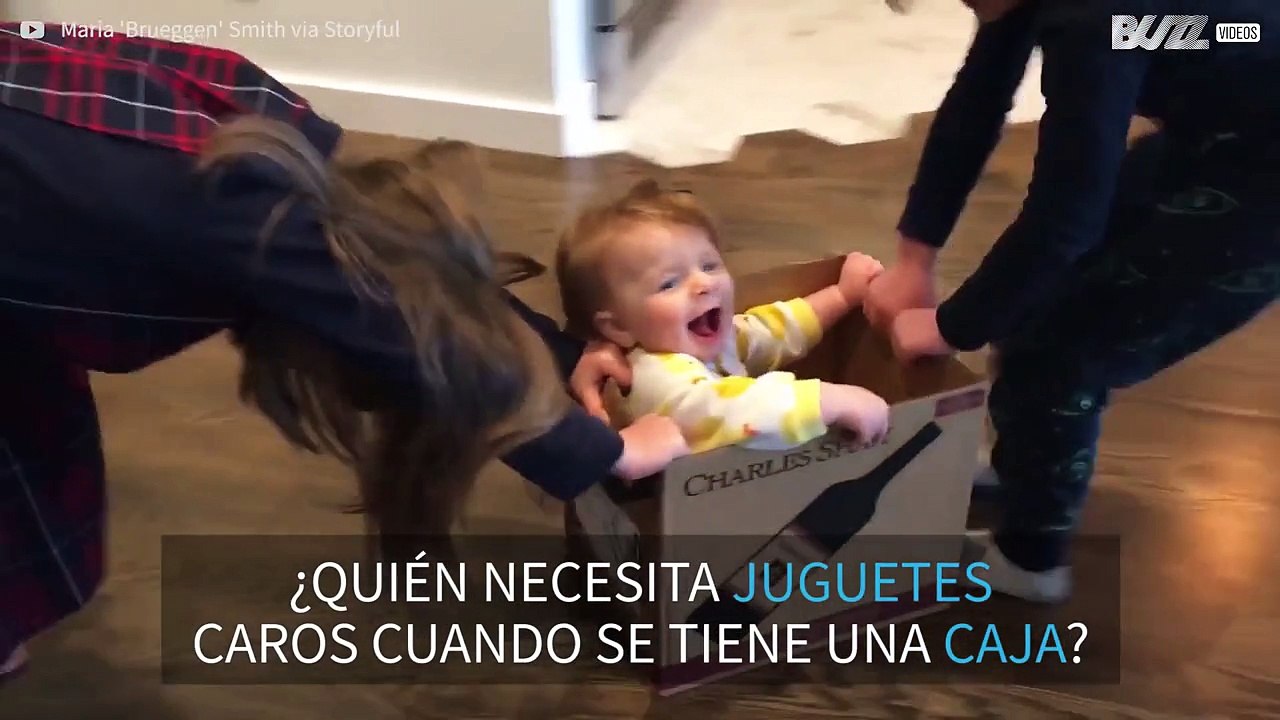 Una caja es todo lo que esta bebé necesita para ser feliz