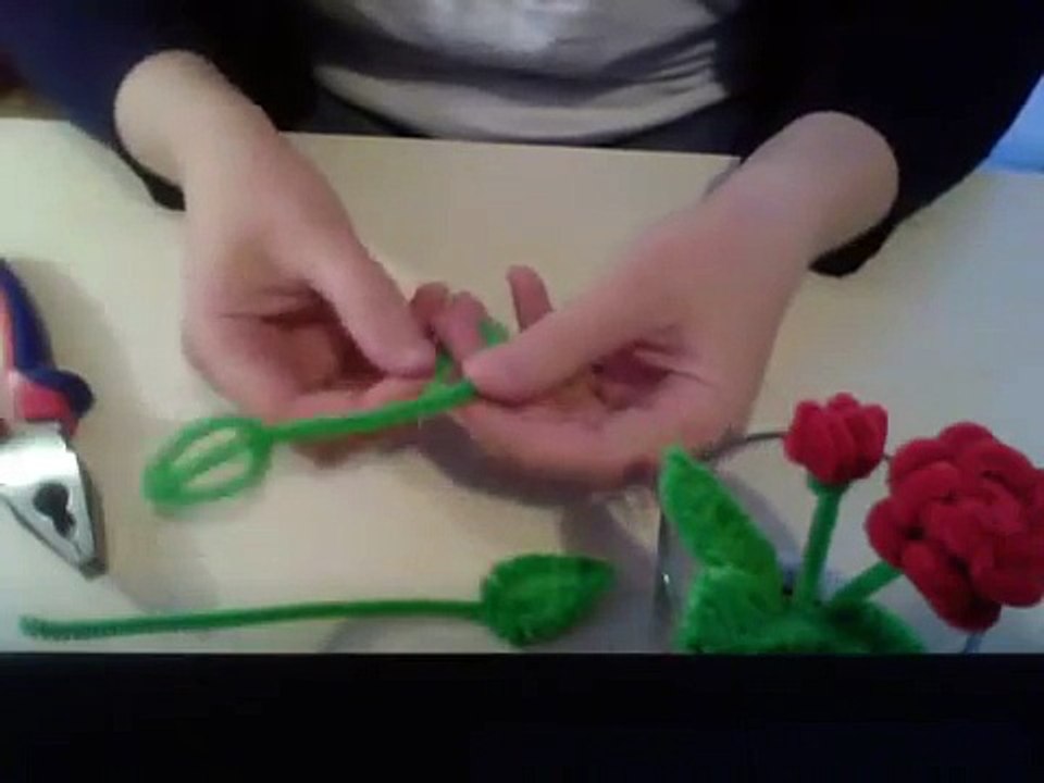 DIY Pipe Cleaner Rose: the LEAVES