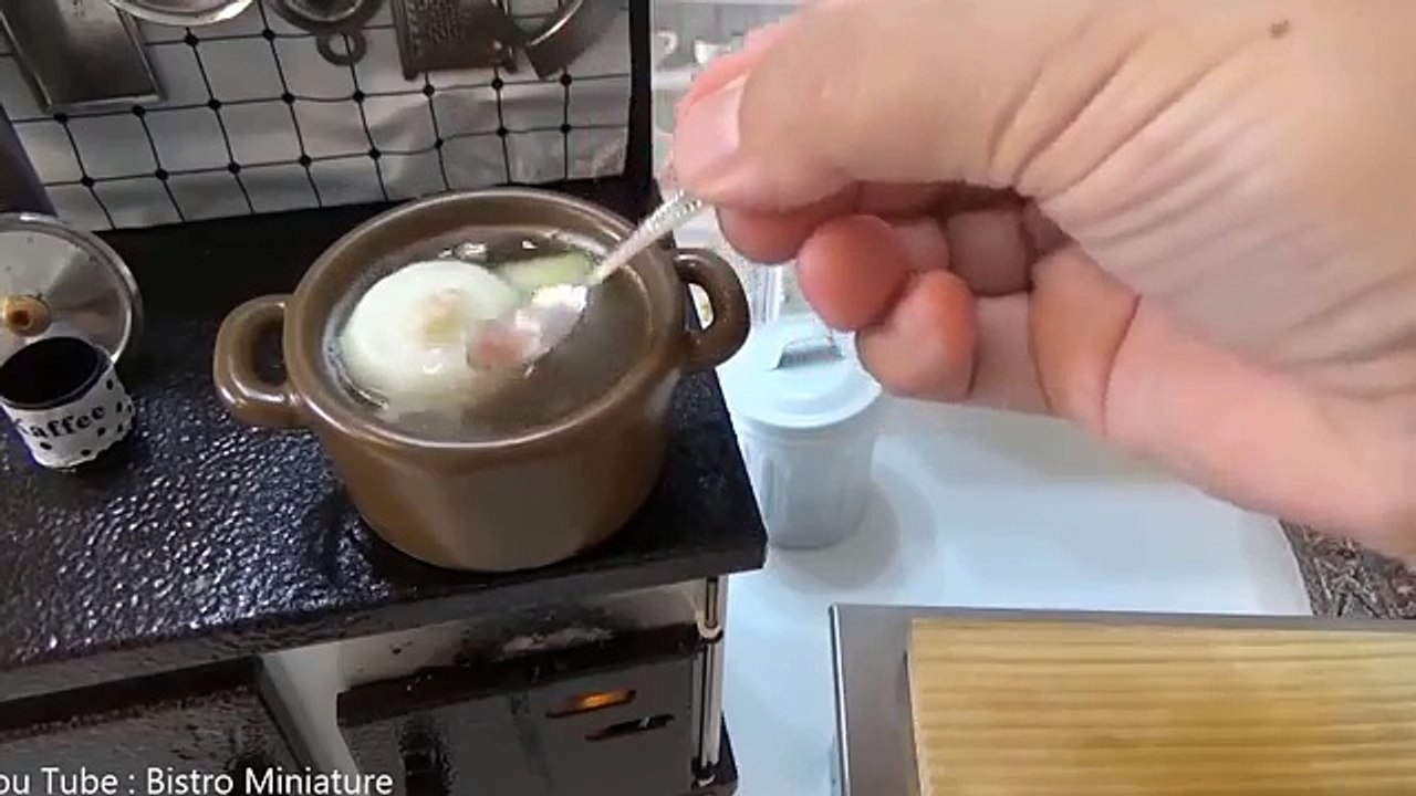 Làm món súp Onion bằng đồ nấu ăn thu nhỏ Nhật Bản