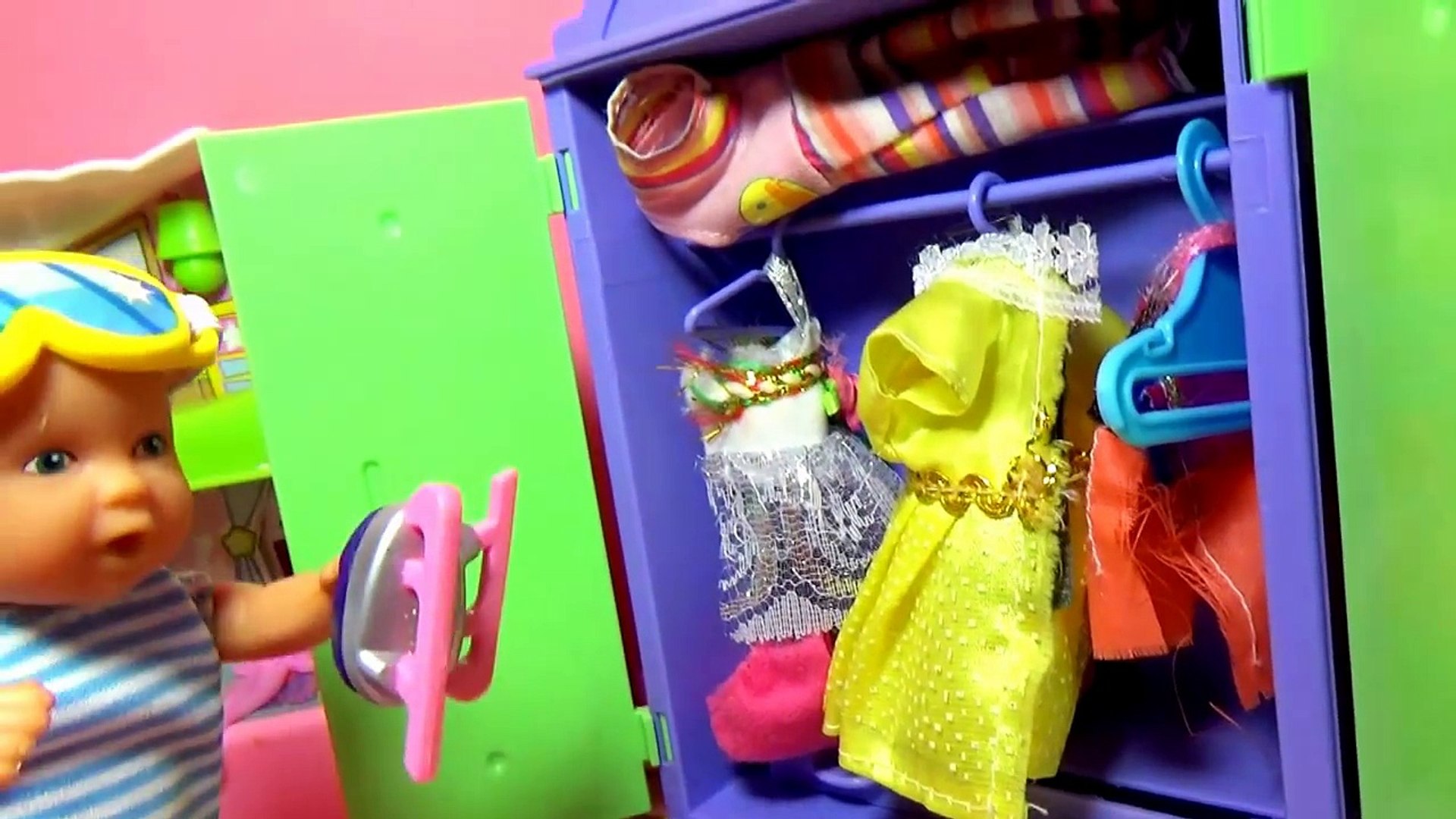 ⁣Мультик про кукол. Катя и Макс делают каток дома. Серия 1/Cartoon about dolls. Katya and Max