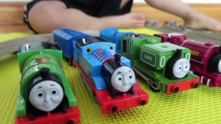 THE GREAT RACE #1:THOMAS & FRIENDS TRACKMASTER TALKING VICTOR of SODOR STEAMWORKS Kid Playing Trains