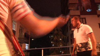 Sesini duyan balkona çıkıyor... Mani söyledi ilgi görmedi, şarkı söylemeye başlayınca bir anda fenomen oldu
