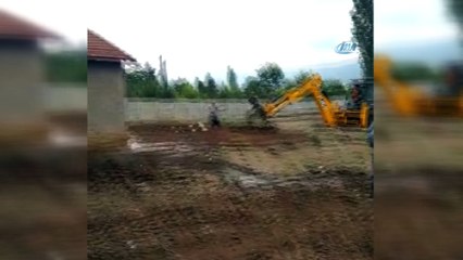 Çamura gömülen inek, iş makinesi ile kurtarıldı