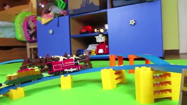 ПРОГУЛКА ПАРОВОЗИКА ТОМАСА Деревянная железная дорога для детей Thomas and Friends Train Trackmaster