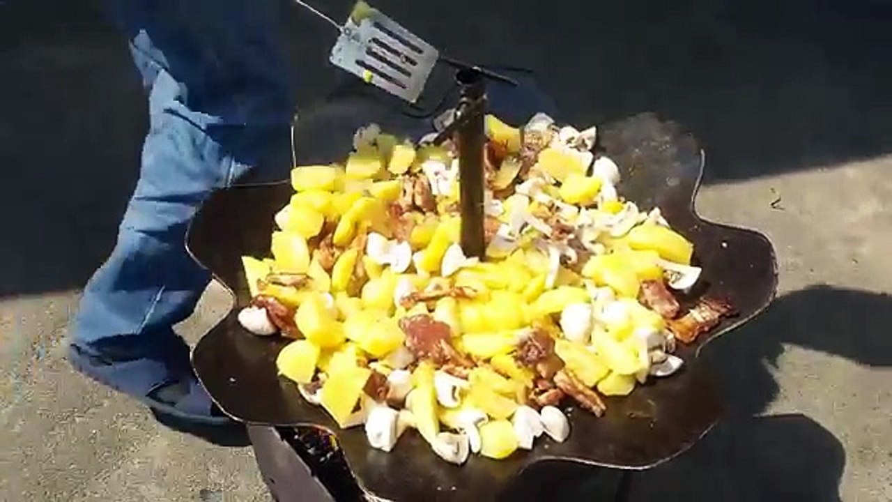 Сковорода из диска бороны, жарим картошку с мясом на диске из бороны видео