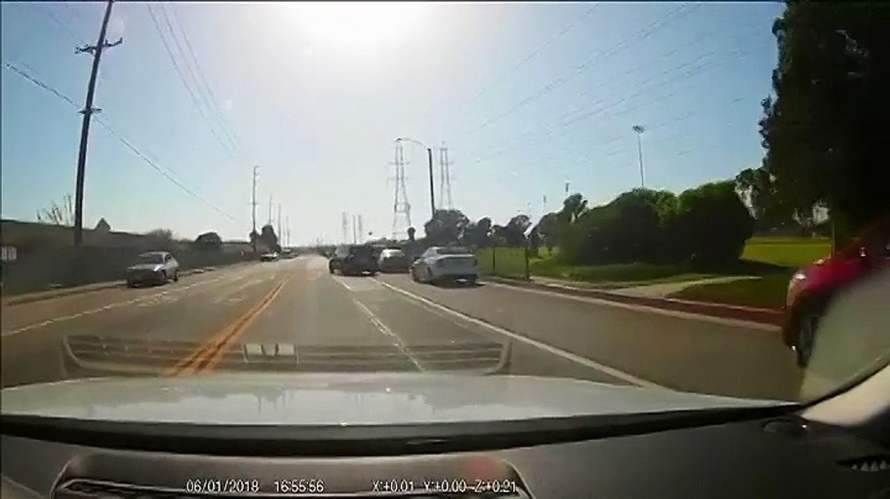 "Un avion a failli me rentrer dedans" : la grosse frayeur d'une automobiliste après un atterrissage d'urgence sur une route en Californie