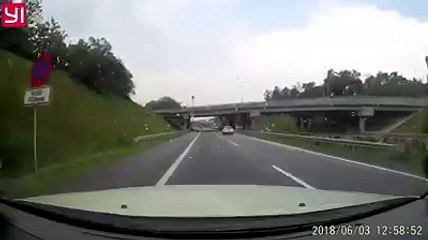 Tiga maut dalam kemalangan bas ekspres dan lori di Pagoh