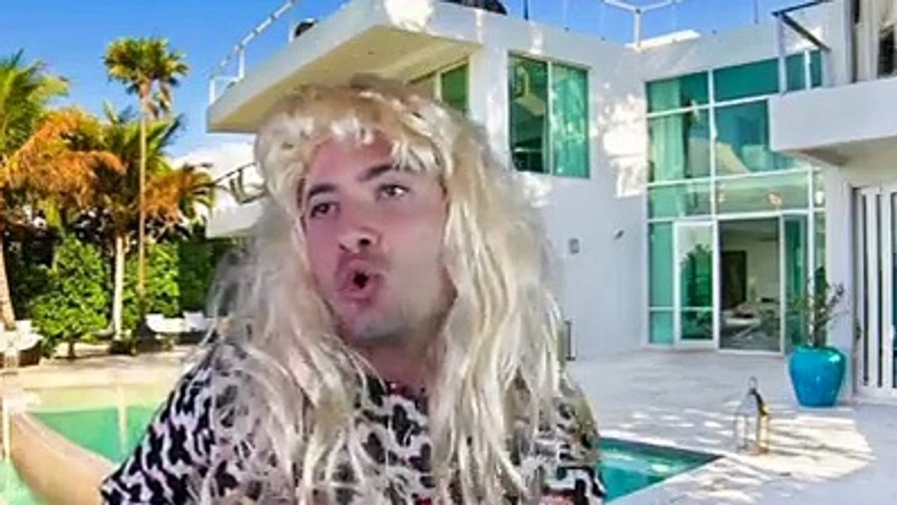 Quand Nino Arial  se met à poil dans sa dernière vidéo ! 
