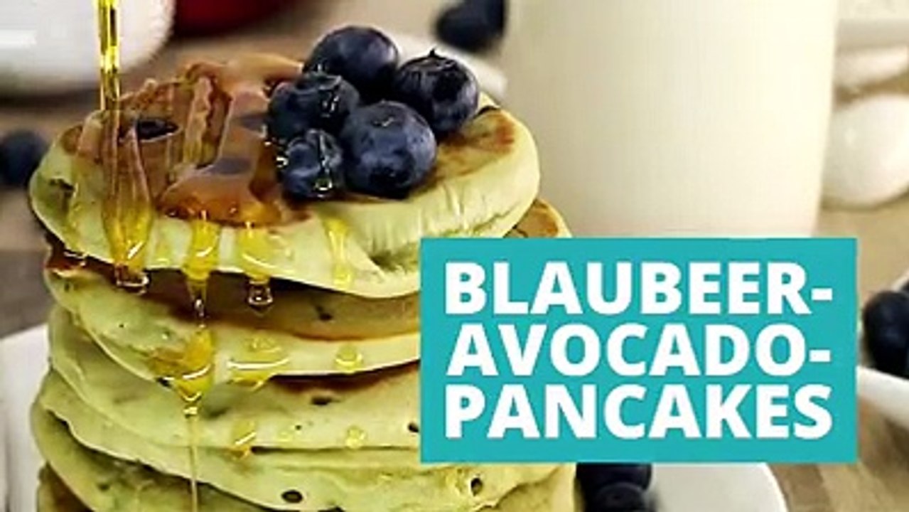 Fluffig? Leicht? Süß und fruchtig? Das sind unsere Blaubeer-Avocado-Pancakes! ZUM REZEPT 