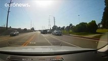 Regardez cet atterrissage d'urgence d'un avion au milieu des voitures dans un quartier résidentiel de Huntington Beach