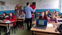 Kështu motivon mësuesi nga Kumanova nxënësit e tij me këngë patriotike..   