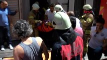 İstanbul Beyoğlu'nda Yangında Mahsur Kalanları İtfaiye Kurtardı-1