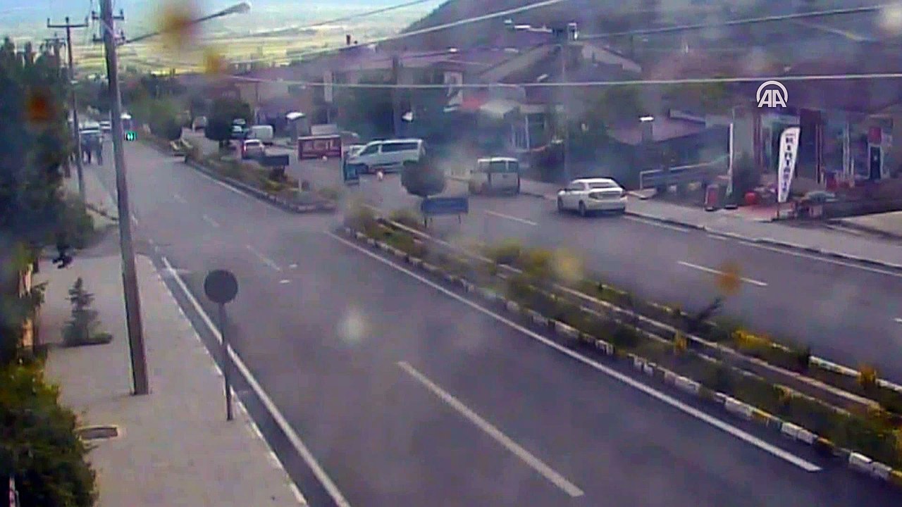 Otomobil otobüs durağına çarptı: 2 yaralı - ERZİNCAN