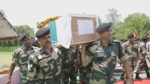 La India acusa a Pakistán de matar a 2 guardas días después del alto al fuego