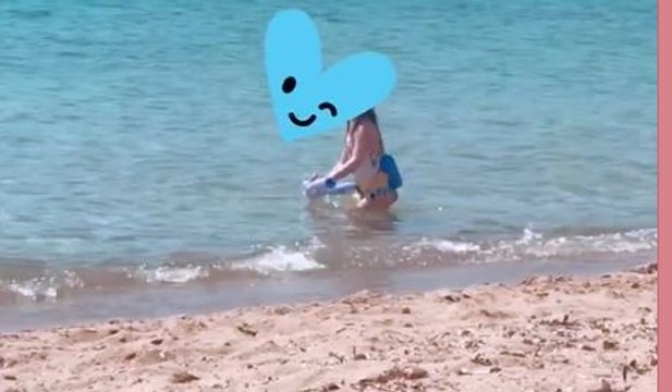 Βάσω Λασκαράκη: Δείτε την στην παραλία με την κόρη της – «Δελφίνι» η μικρή Εύα