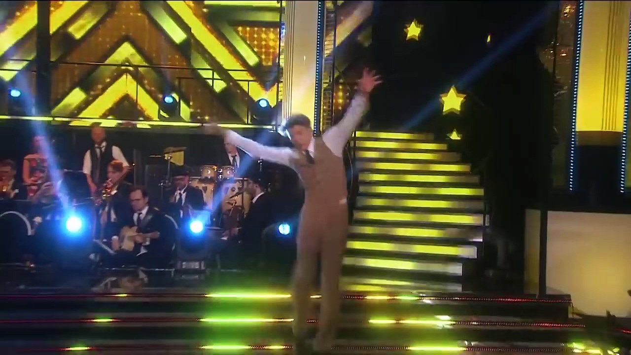 Här imiterar David Hellenius deltagarna i Let's dance 2018