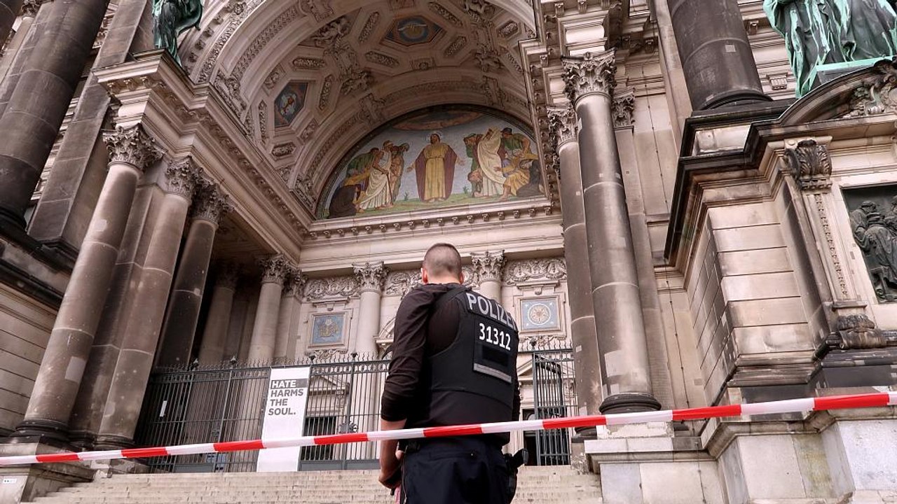 Polizist schießt im Berliner Dom auf Mann