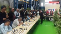 Brest. Le légendaire Karpov face à 20 joueurs d’échecs