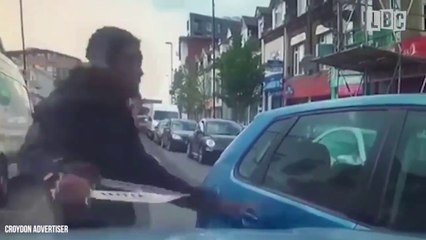 Un cycliste furieux sort un énorme couteau pour se venger d'un automobiliste