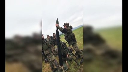 Un soldat rate complètement son tir de mortier ! FAIL douloureux