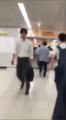 Ce dingue est filmé en train de pousser toutes les femmes qu'il croise dans le métro au Japon