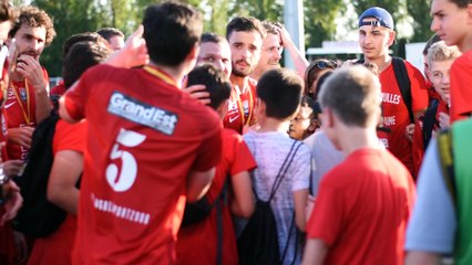 Les joueurs de Champigneulles soulèvent la Coupe de Lorraine avec leur public