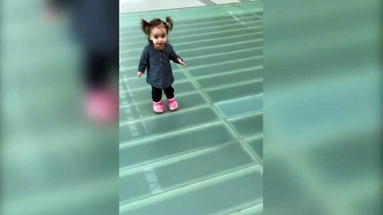 Une fillette adorable paralysée par la peur du vide