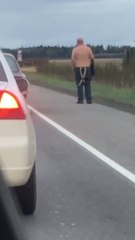 Regardez comment ce papy fait fuir un troupeau de caribous sur l'autoroute