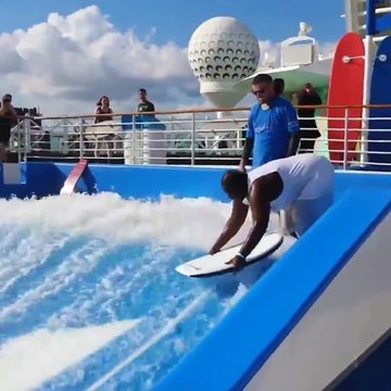 Sa petite séance de surf va finir en grosse honte... plus de short