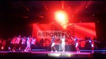 Report TV - Rita Ora elektrizon Tiranën, ngre në këmbë shqiptarët me vallen e Rugovës