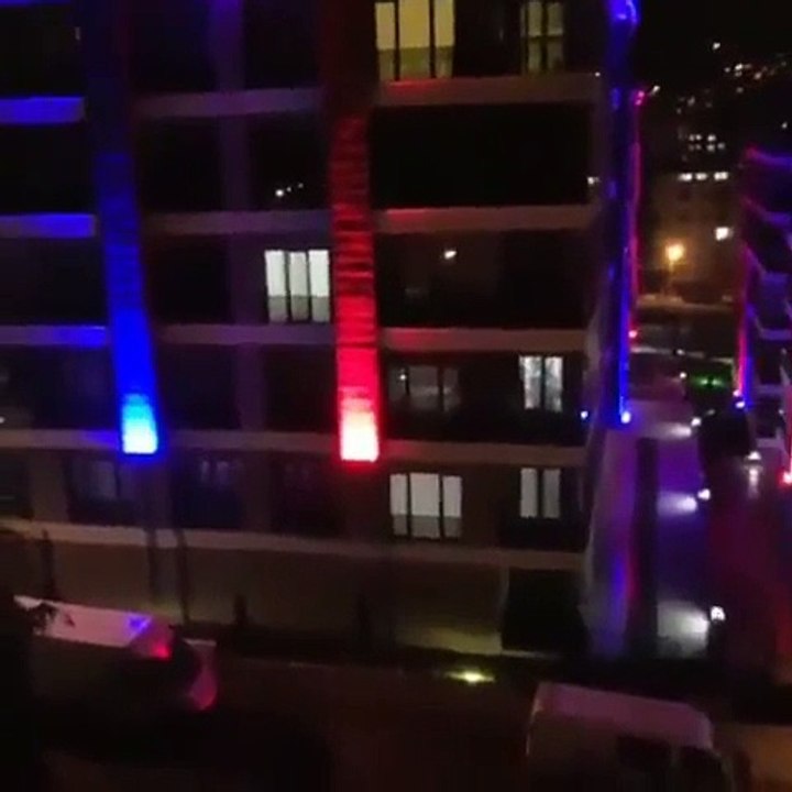 Trabzon'da Sahurda Yıldız Tilbe Şarkıları Söyleyen Yanık Sesli Ramazan Davulcusu/Sahrda Stars in Trabzon Tilbe Singings Burning Voice Ramadan Drum