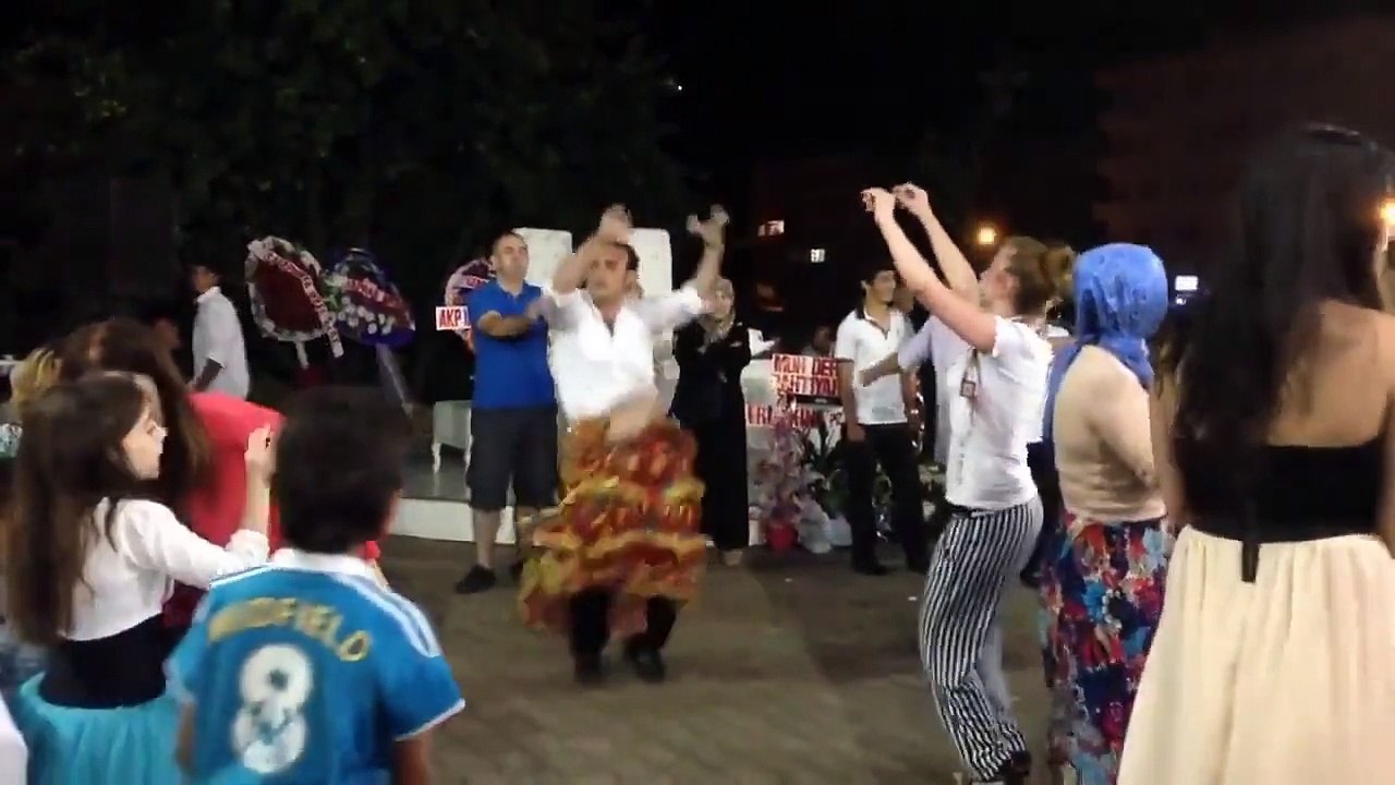 Düğünde Köçeğe Dans Dersi Veren Kadın/Woman giving a dance to a corner