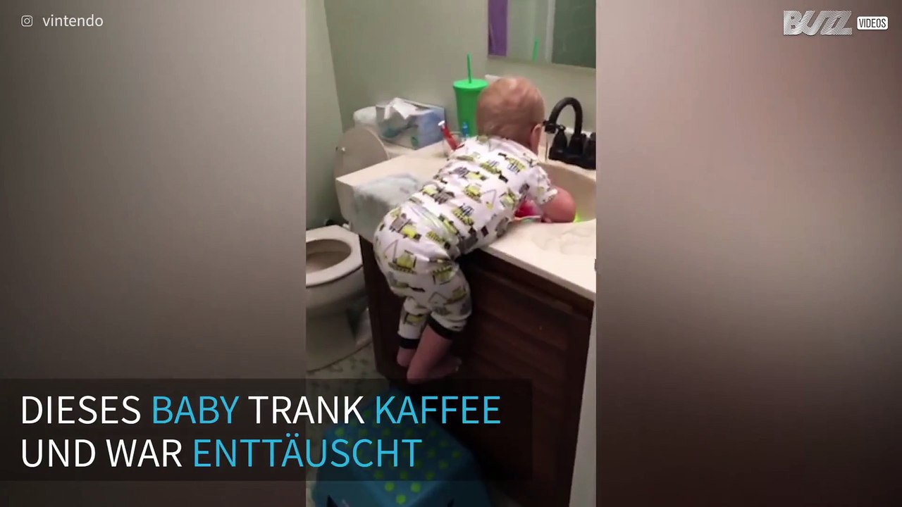 Baby putzt sich die Zähne nachdem es das erste Mal Kaffee getrunken hat
