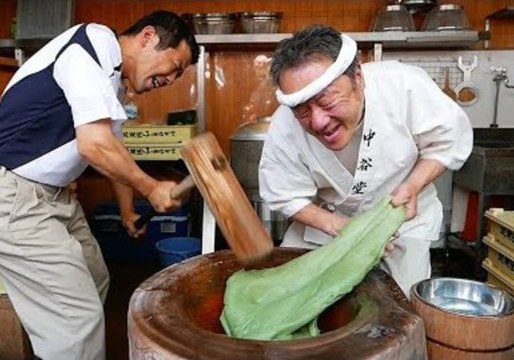 Street Vendors Impressively Pound Mochi in Japan